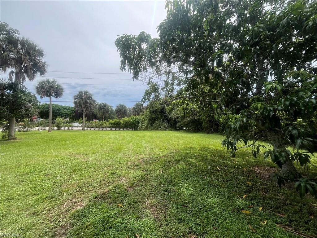 1063 Shadowlawn Dr, Naples, FL 34104-4