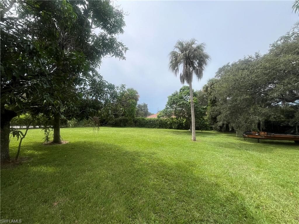 1063 Shadowlawn Dr, Naples, FL 34104-4