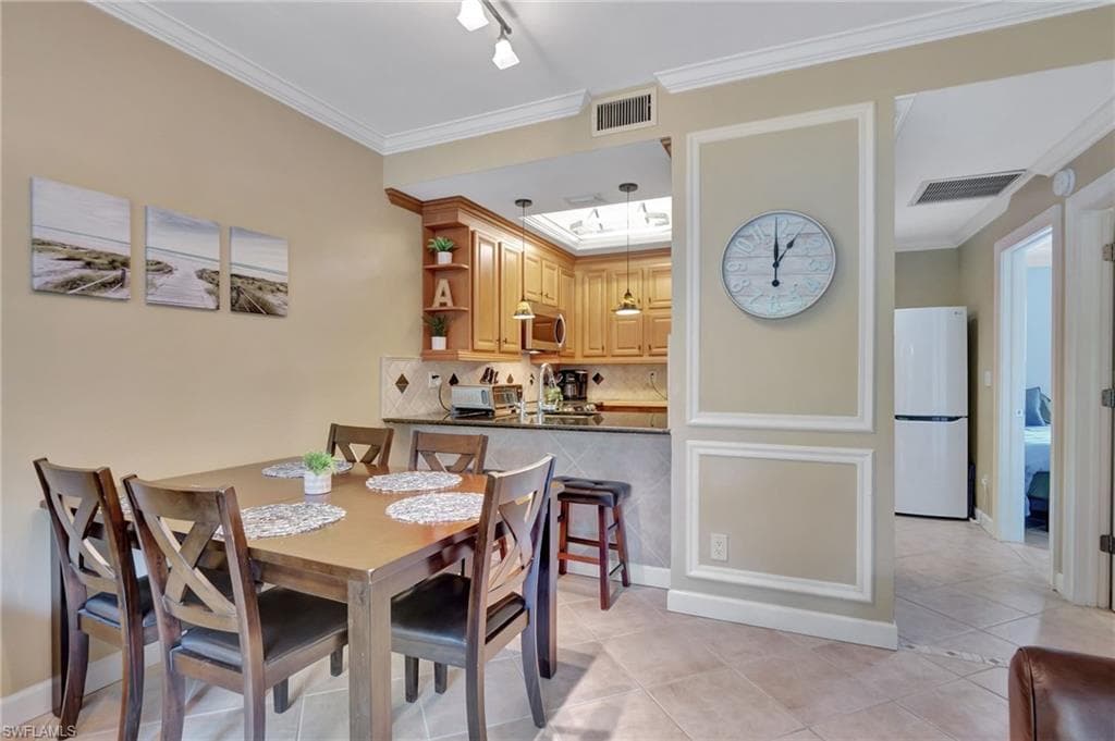 3323 Olympic Dr 715, Naples, FL 34105-9