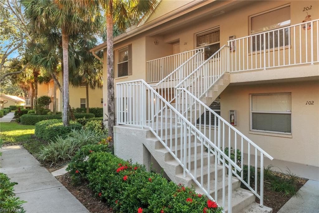 225 Robin Hood Cir 6-201, Naples, FL 34104-4