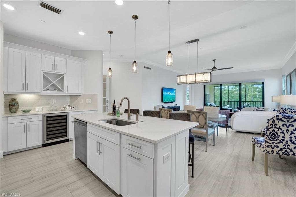 16360 Viansa Way 8-202, Naples, FL 34110-1