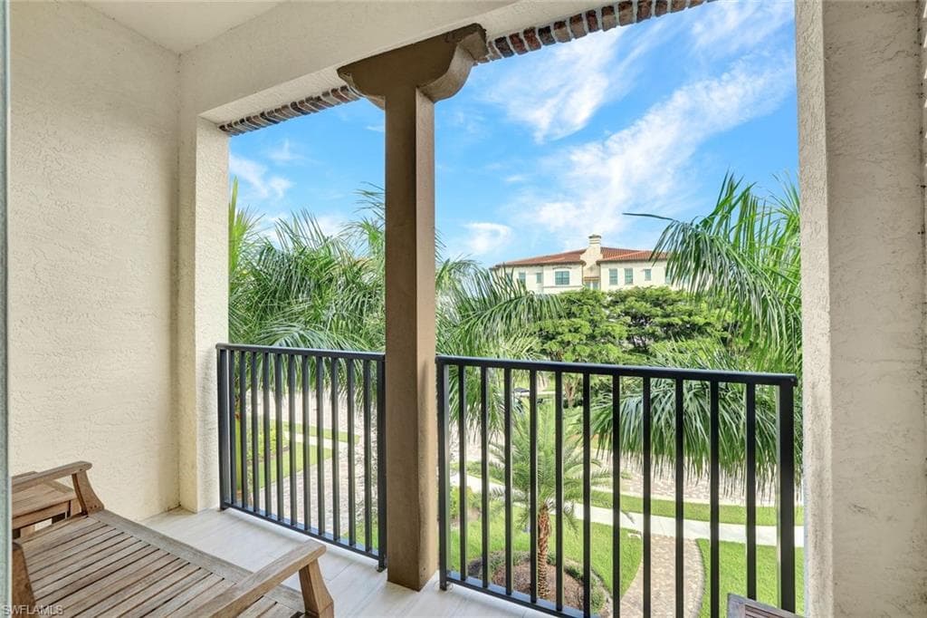 16360 Viansa Way 8-202, Naples, FL 34110-30