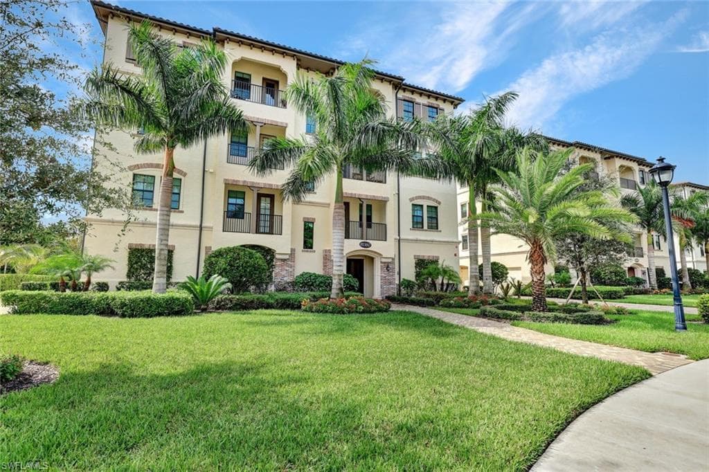 16360 Viansa Way 8-202, Naples, FL 34110-4