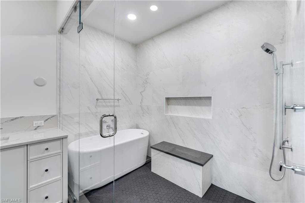 82 9th St S 205, Naples, FL 34102-19