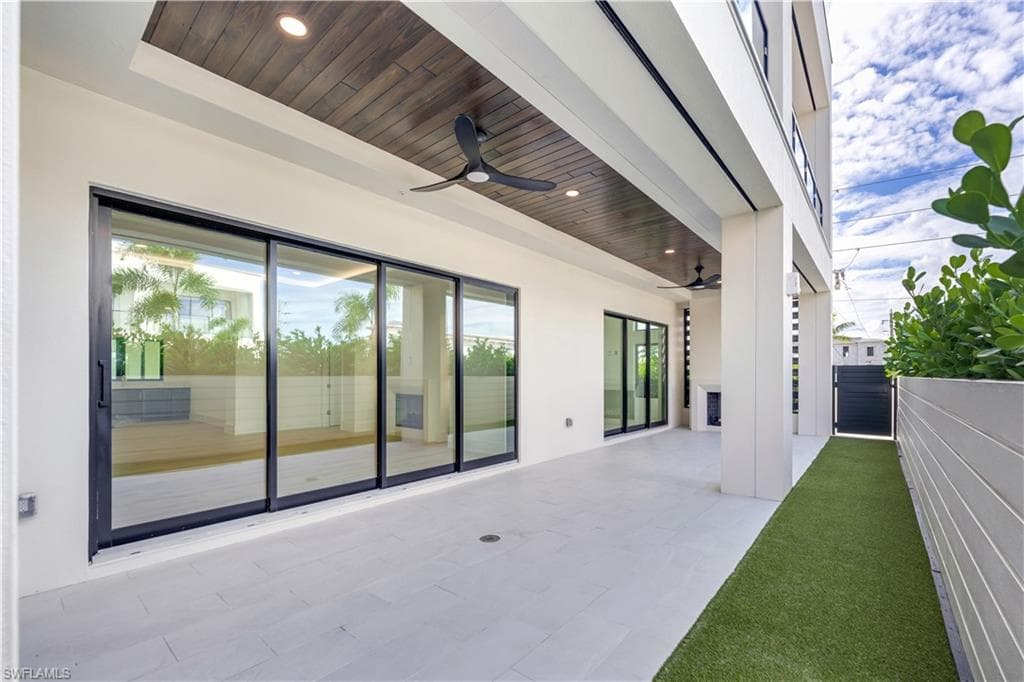 82 9th St S 205, Naples, FL 34102-27