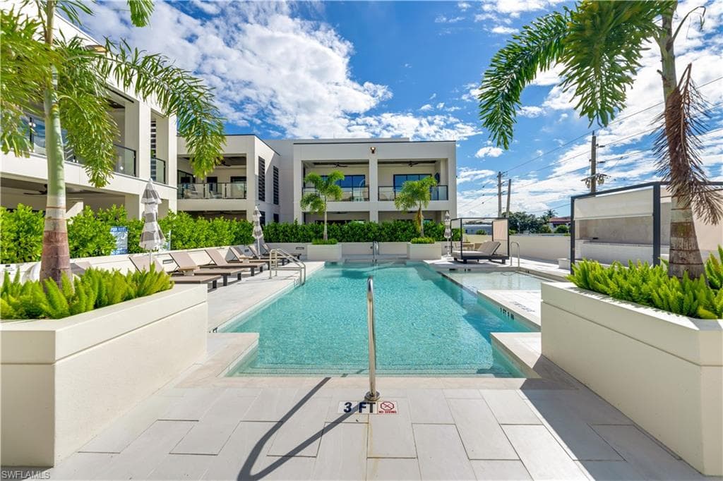 82 9th St S 205, Naples, FL 34102-30