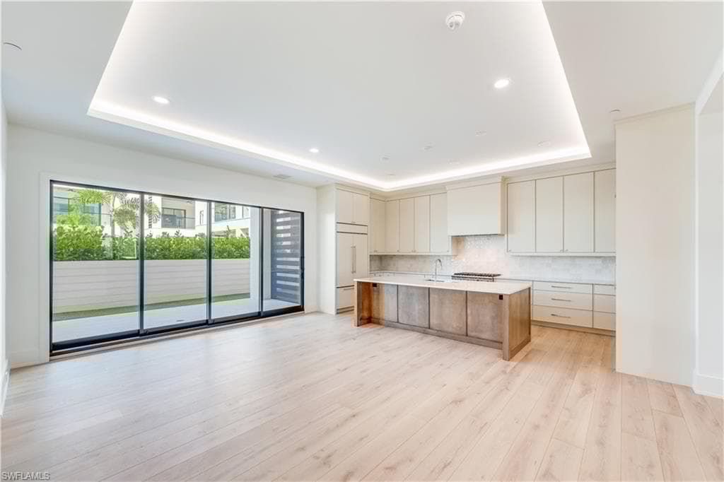 82 9th St S 205, Naples, FL 34102-3
