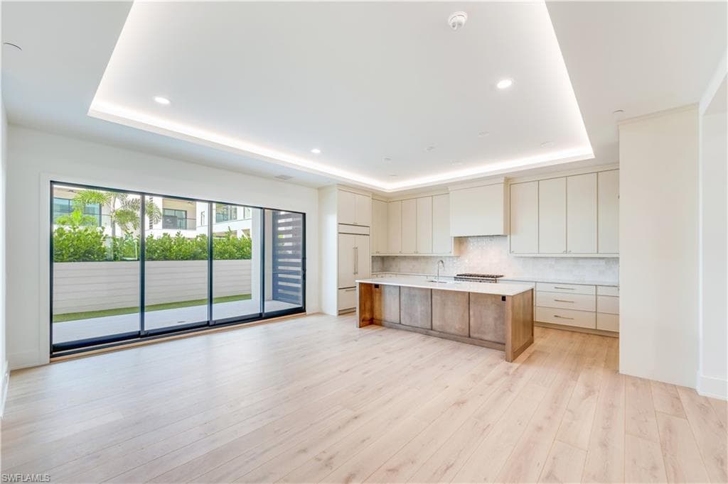 82 9th St S 205, Naples, FL 34102-3