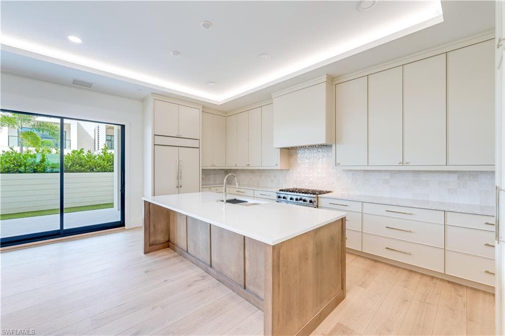 82 9th St S 205, Naples, FL 34102-4