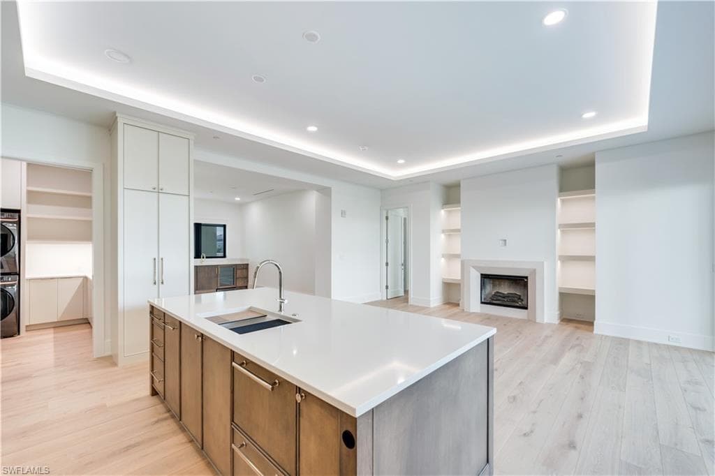 82 9th St S 205, Naples, FL 34102-6