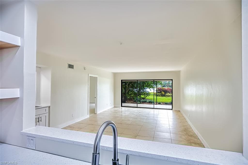 1798 Kings Lake Blvd 104, Naples, FL 34112-9