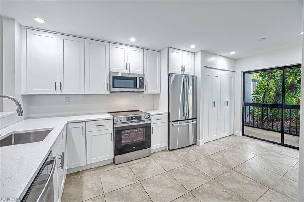 1798 Kings Lake Blvd 104, Naples, FL 34112-4