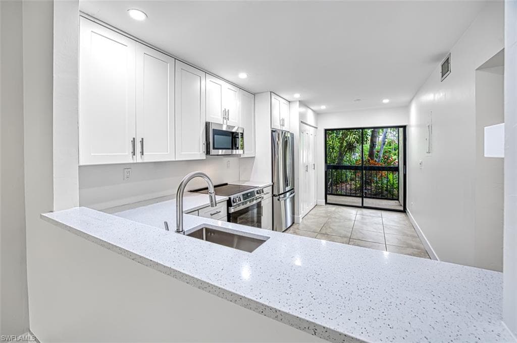 1798 Kings Lake Blvd 104, Naples, FL 34112-7