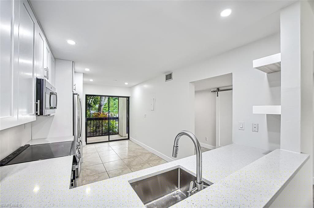 1798 Kings Lake Blvd 104, Naples, FL 34112-8