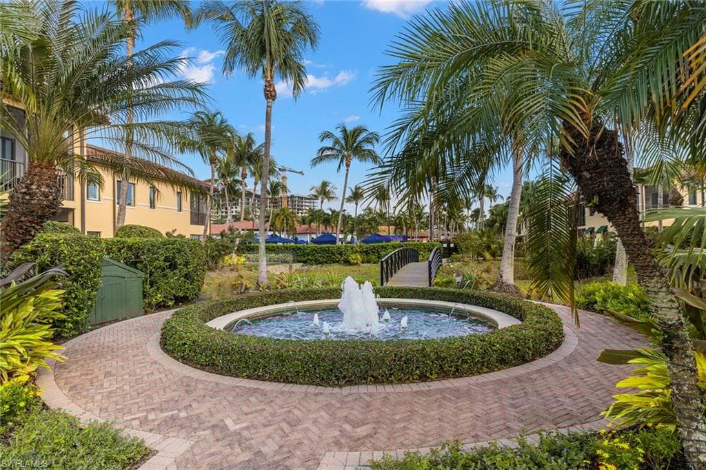 1055 Sandpiper St H-202, Naples, FL 34102-37