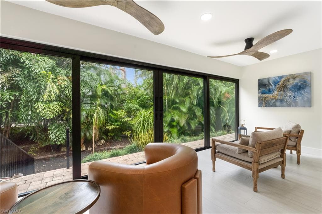 990 8th St S 1b, Naples, FL 34102-9