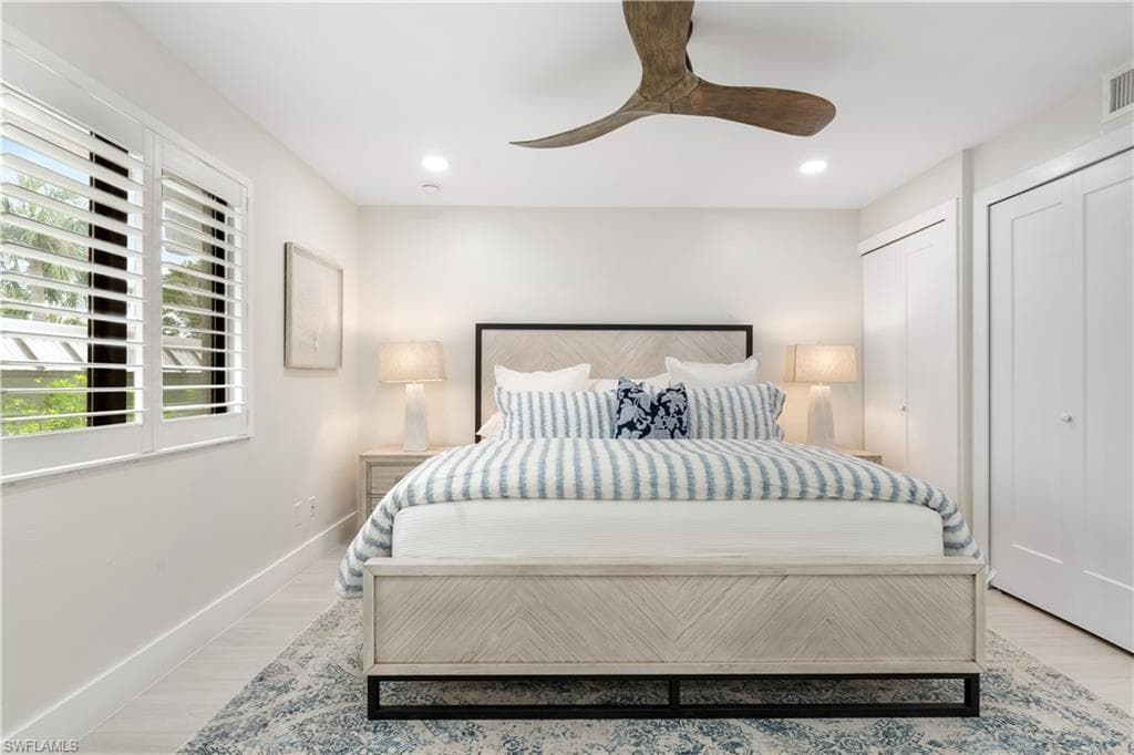 990 8th St S 1b, Naples, FL 34102-17