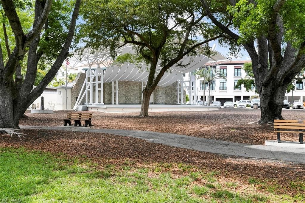 990 8th St S 1b, Naples, FL 34102-29