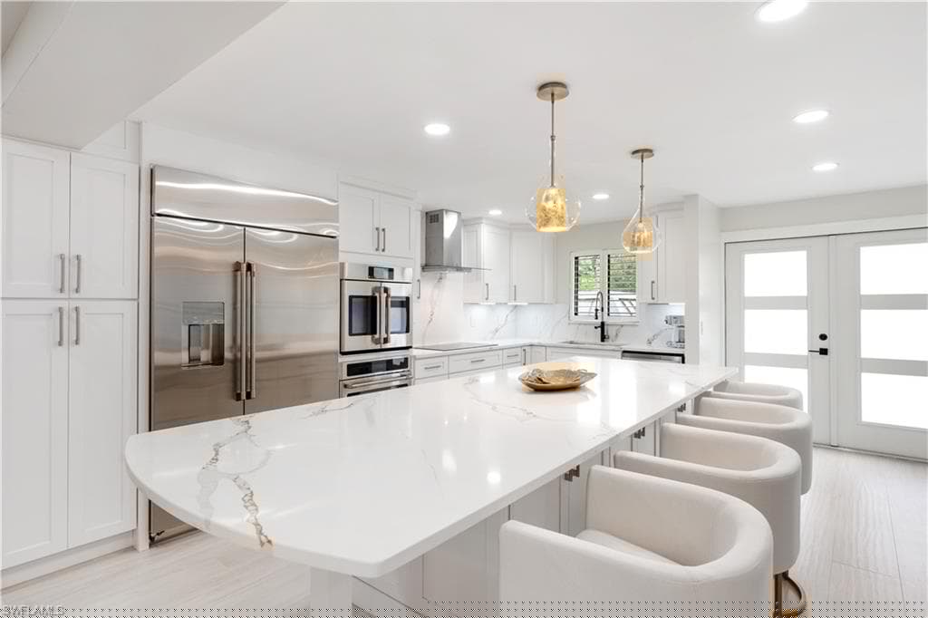 990 8th St S 1b, Naples, FL 34102-5