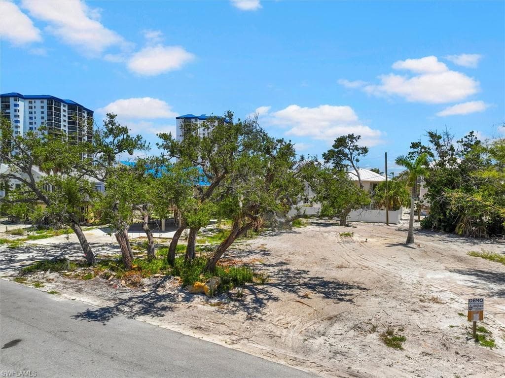 110 Bayview Ave, Fort Myers Beach, FL 33931-2