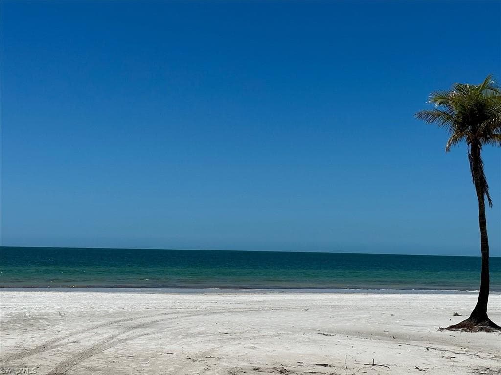110 Bayview Ave, Fort Myers Beach, FL 33931-5
