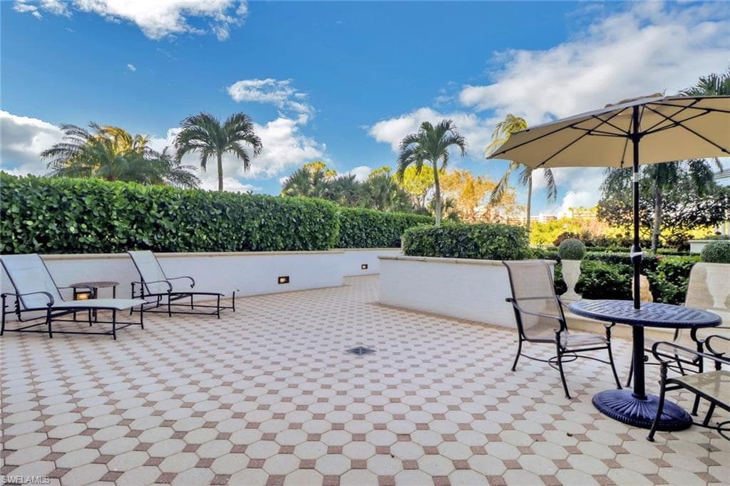 325 Dunes Blvd Terrace 2, Naples, FL 34110-28