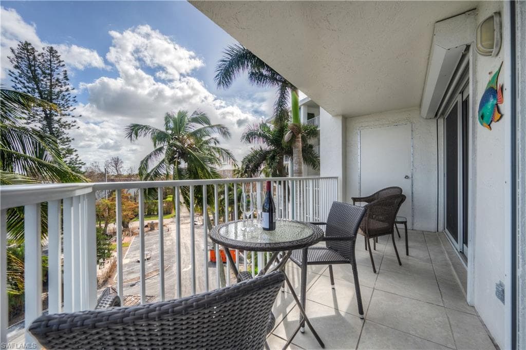 1300 Gulf Shore Blvd N 505, Naples, FL 34102-18