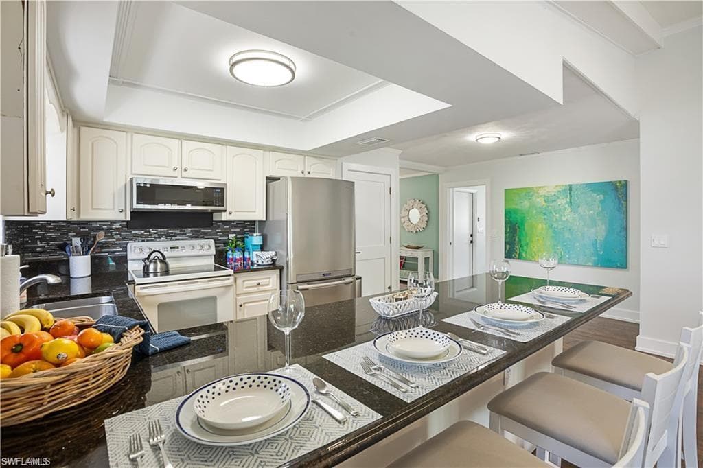 682 95th Ave N, Naples, FL 34108-6