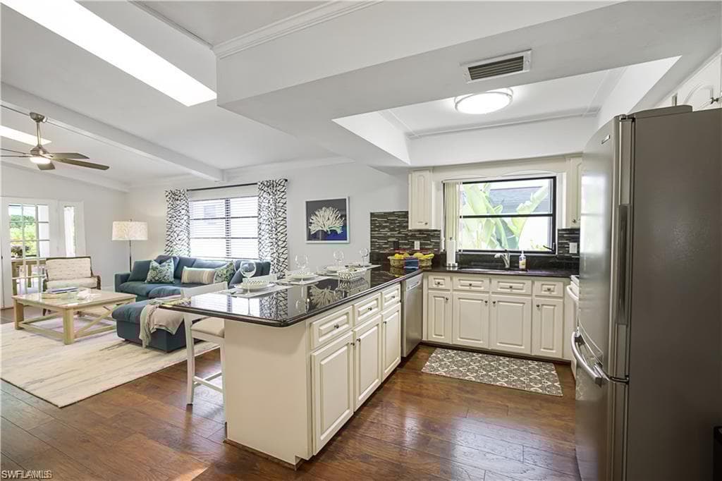 682 95th Ave N, Naples, FL 34108-8