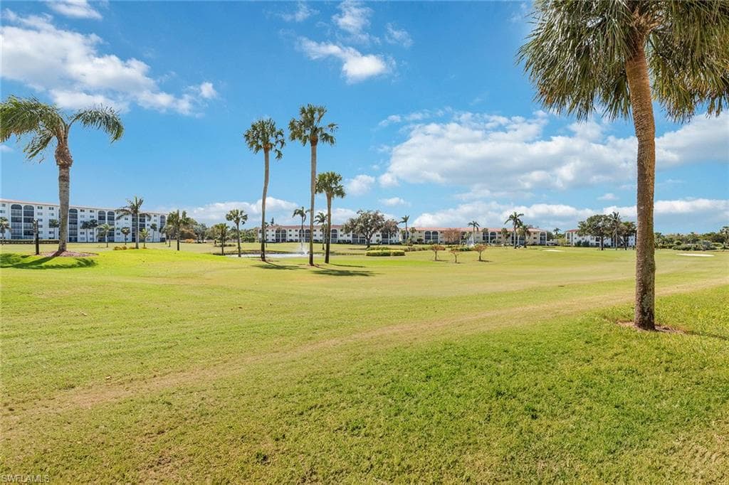 17 High Point Cir N 106, Naples, FL 34103-16