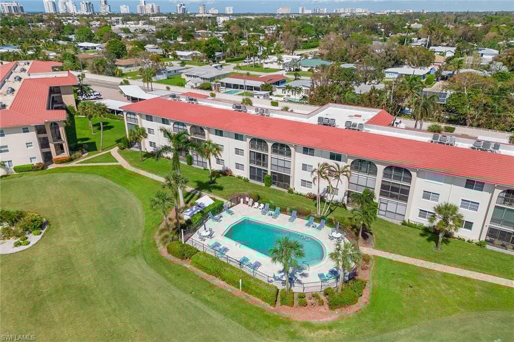 17 High Point Cir N 106, Naples, FL 34103-17