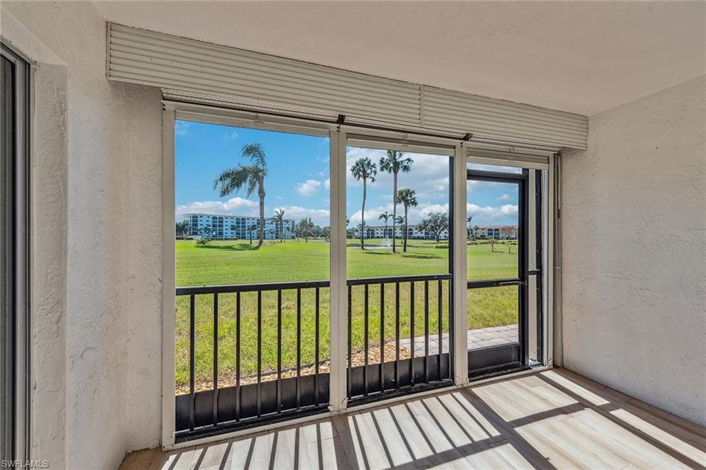 17 High Point Cir N 106, Naples, FL 34103-4