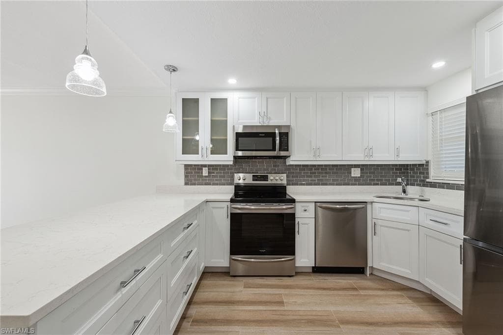 17 High Point Cir N 106, Naples, FL 34103-7