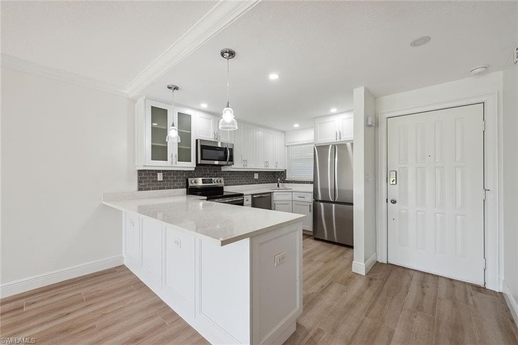 17 High Point Cir N 106, Naples, FL 34103-8