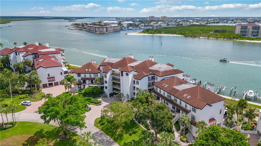 232 La Peninsula Blvd 232, Naples, FL 34113-44