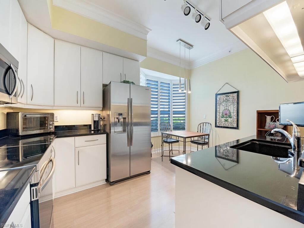 1880 Les Chateaux Blvd 104, Naples, FL 34109-9