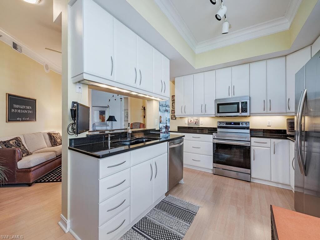 1880 Les Chateaux Blvd 104, Naples, FL 34109-10