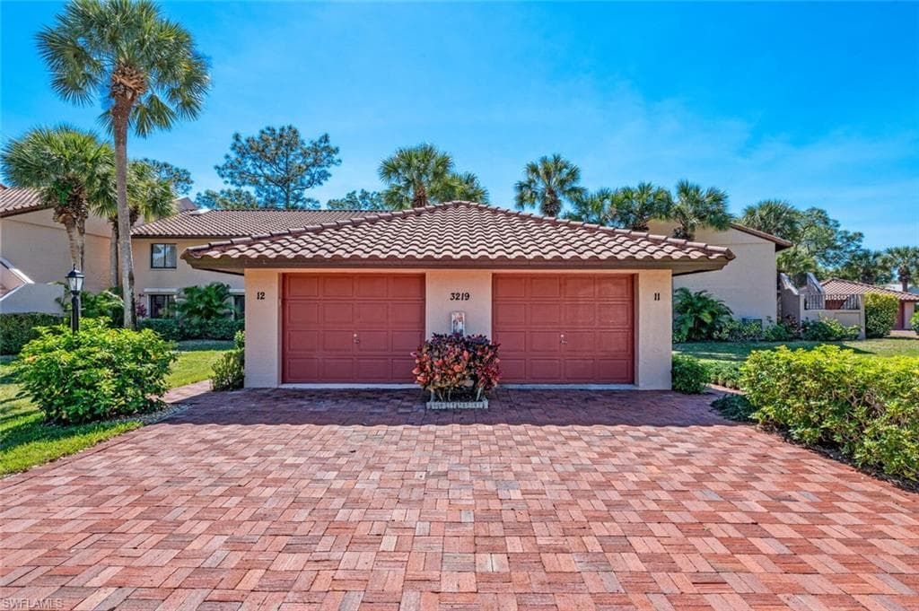 3219 Horse Carriage Way 11, Naples, FL 34105-3