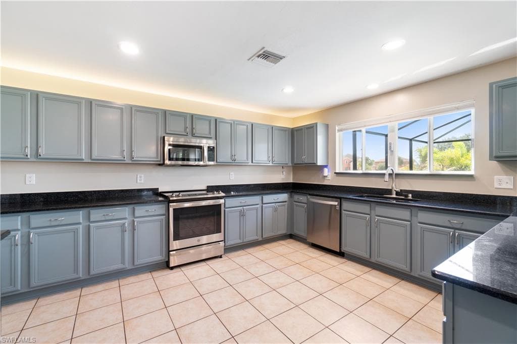 8100 Allamanda Ct, Lehigh Acres, FL 33972-15