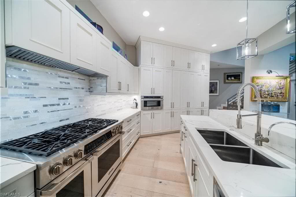 367 5th Ave N, Naples, FL 34102-14