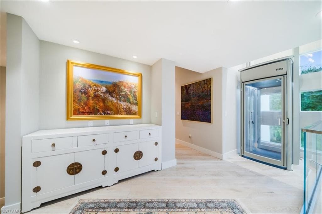 367 5th Ave N, Naples, FL 34102-39