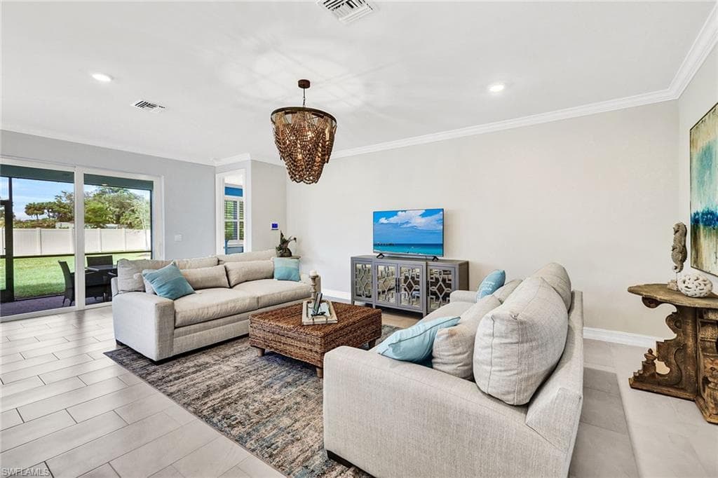 267 Tamarindo Ln, Naples, FL 34114-3
