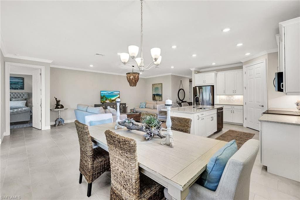 267 Tamarindo Ln, Naples, FL 34114-6