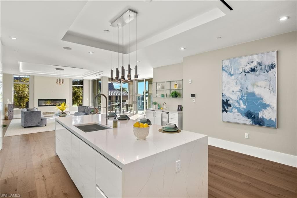 1165 8th St S 201, Naples, FL 34102-18