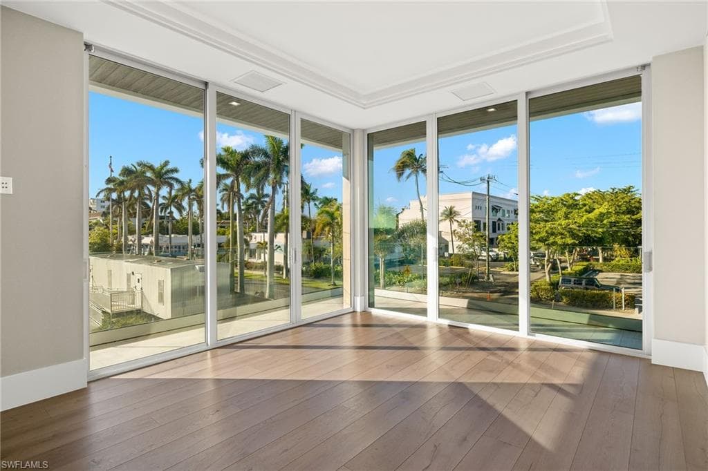 1165 8th St S 201, Naples, FL 34102-33