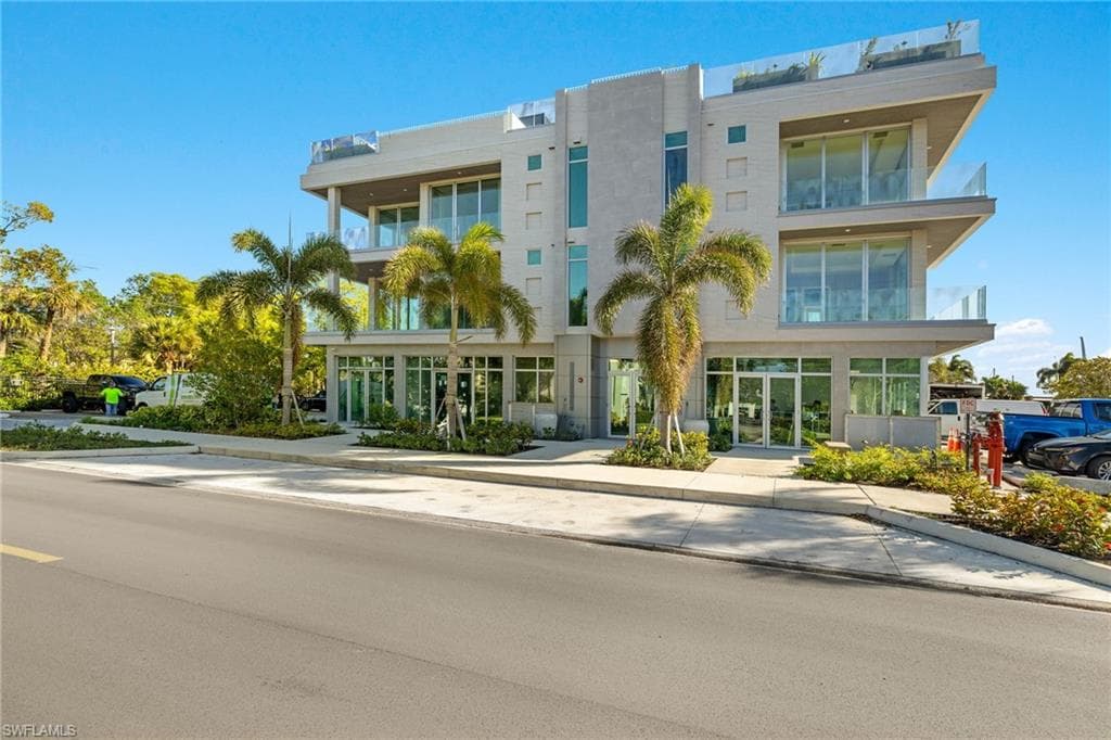 1165 8th St S 201, Naples, FL 34102-3