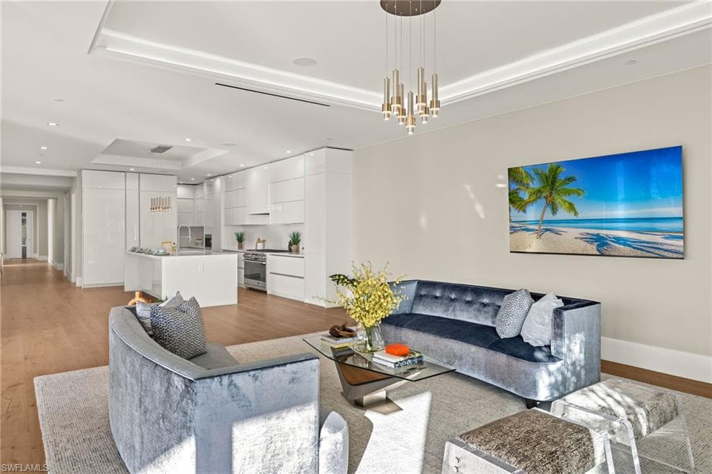 1165 8th St S 201, Naples, FL 34102-7