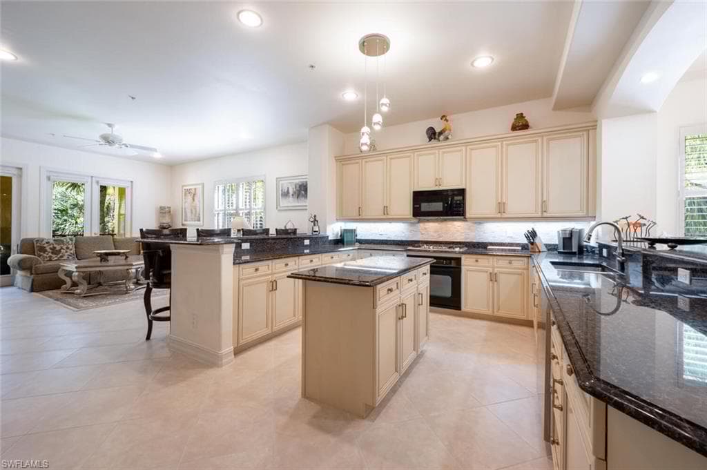 2843 Tiburon Blvd E 7-102, Naples, FL 34109-5