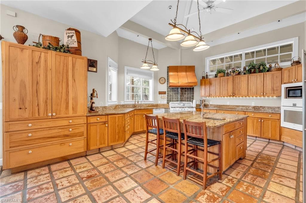 685 11th St NW, Naples, FL 34120-12