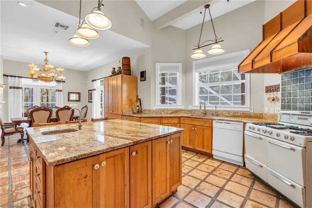 685 11th St NW, Naples, FL 34120-14